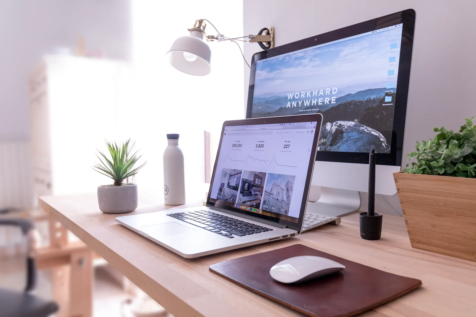 Lumière entrant par une fenêtre sur un bureau en bois